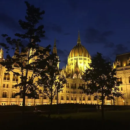 Castle And Danube Panorama Apartment *