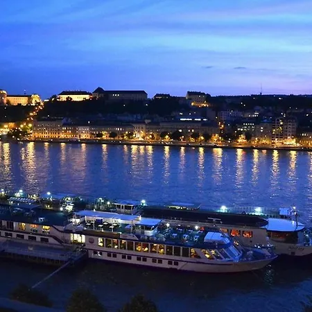 Castle And Danube Panorama Apartment