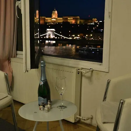 Castle And Danube Panorama Apartamento *